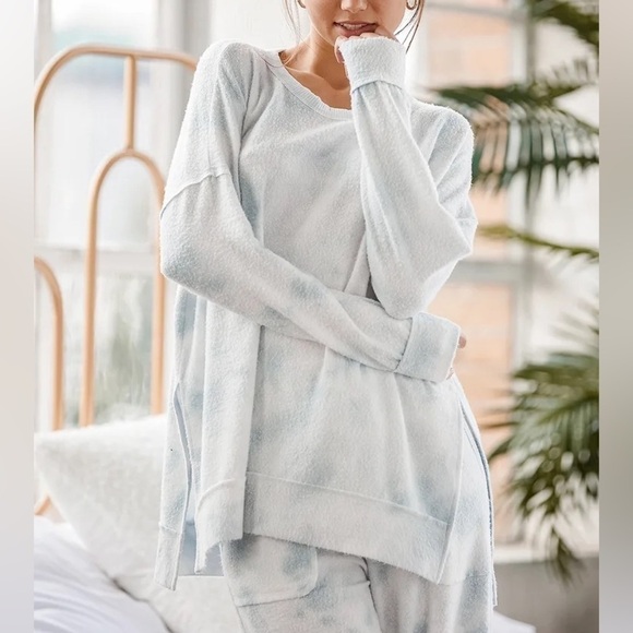 NWT- Lulu‘s - Choosing Chill Blue Tie-Dye Fleece Knit Pullover Sweatshirt - Picture 1 of 15